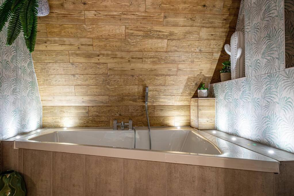 Style & Opulence In Georgian Chapel W Parking Bath Exterior foto